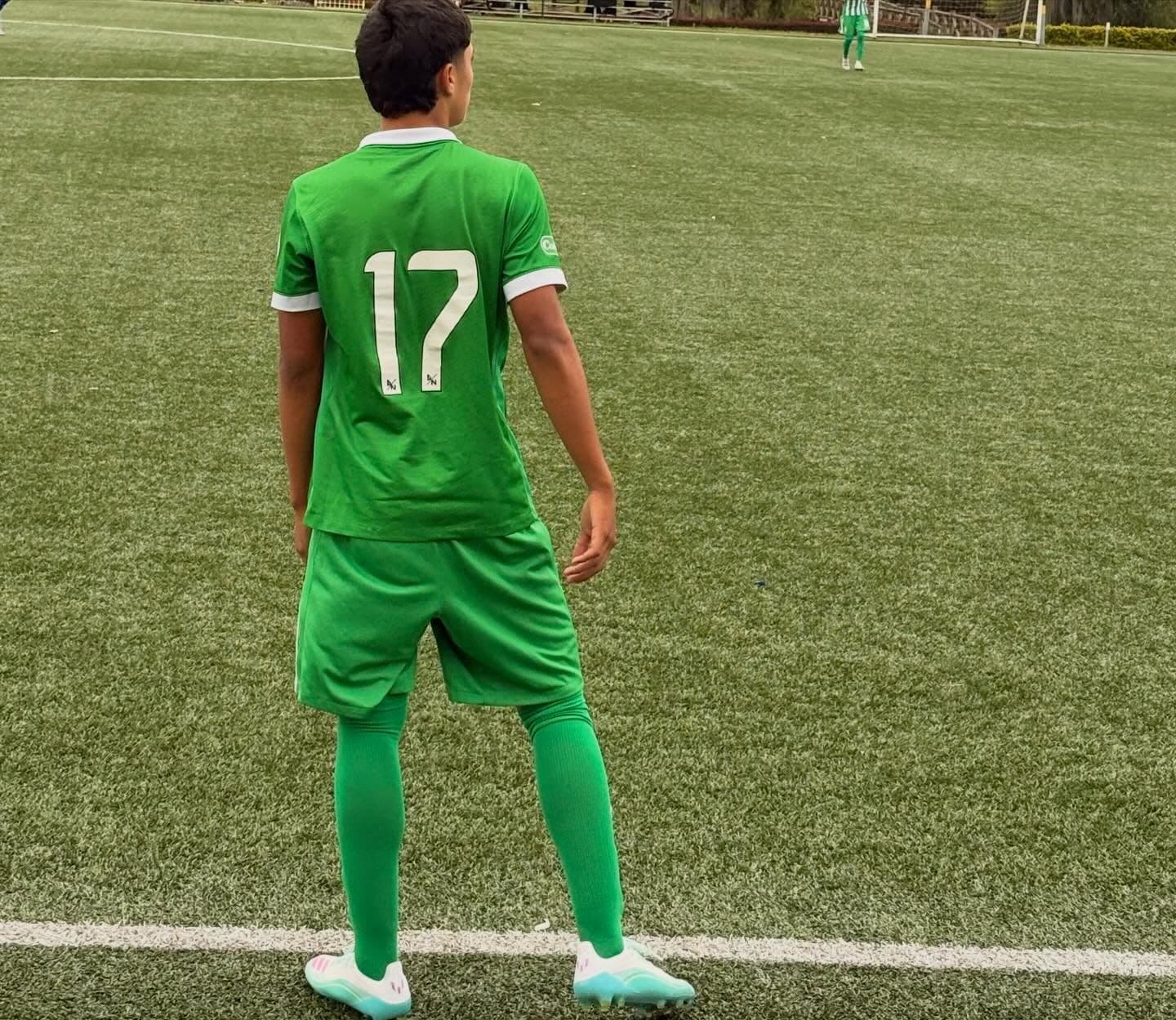 Santiago Olivares durante un partido, visto desde media cancha